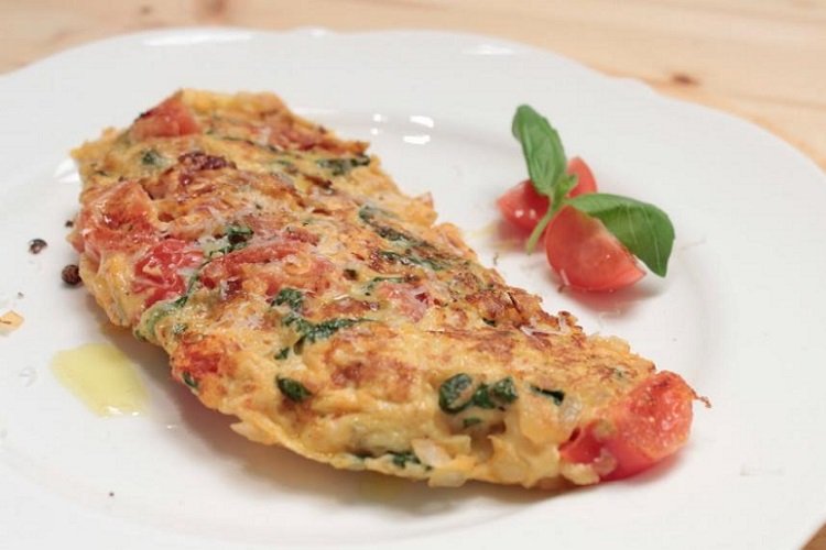 Omelet sustancioso con pollo y tomates
