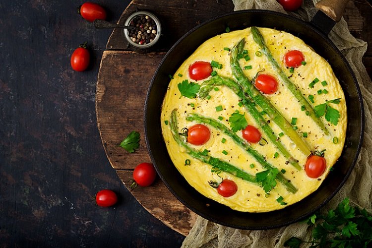 Omelet con tomates y espárragos