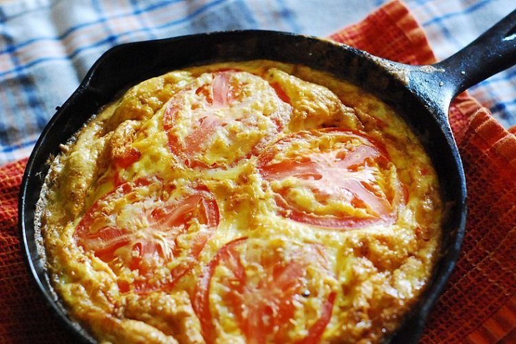 Omelet con tomates fritos