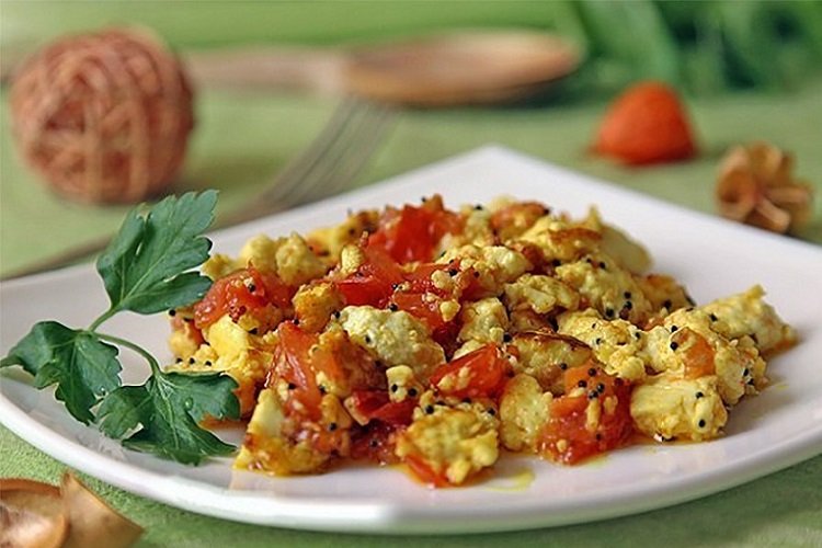 Omelet con tofu y tomates