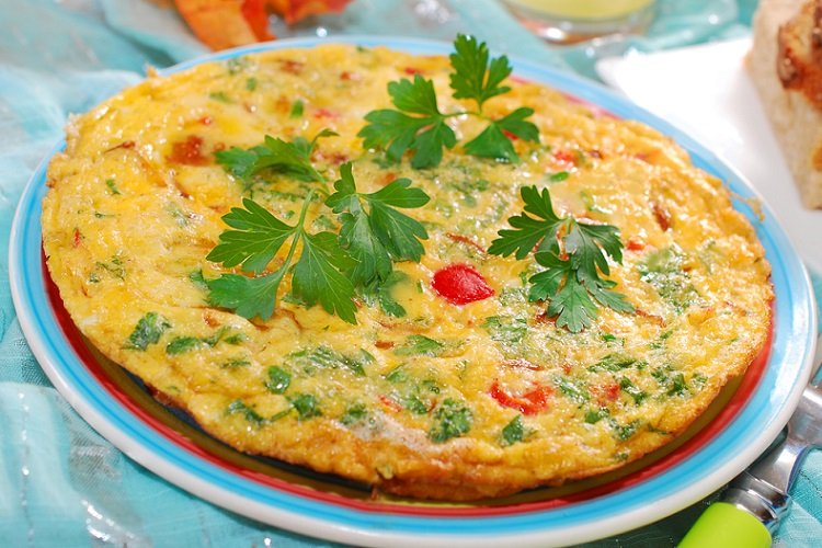 Omelet con tomates y hierbas
