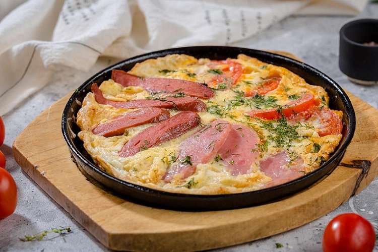 Omelet con tomates y salchicha