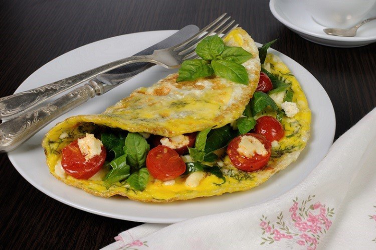 Omelet con tomates cherry, albahaca y queso de cabra