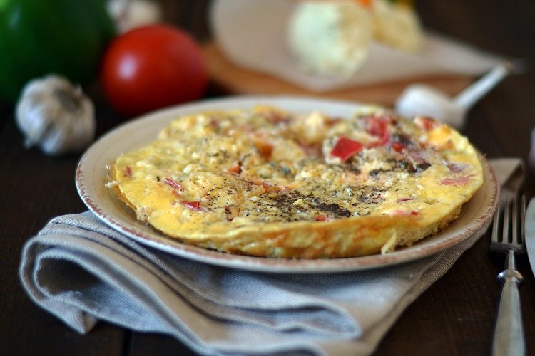 Omelet con tomates al vapor