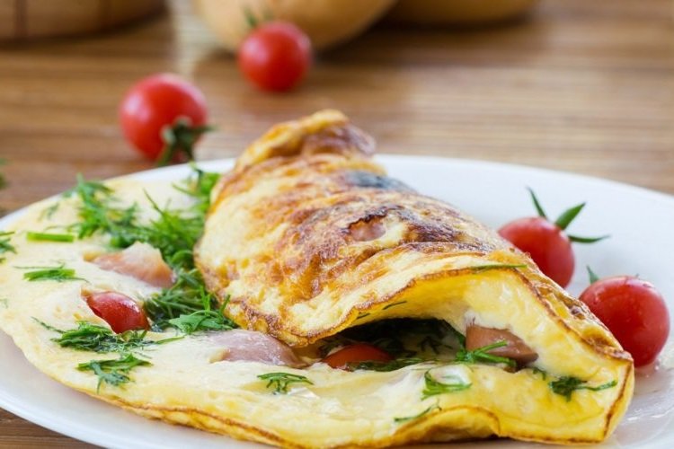 Omelet con tomates y salchichas al horno