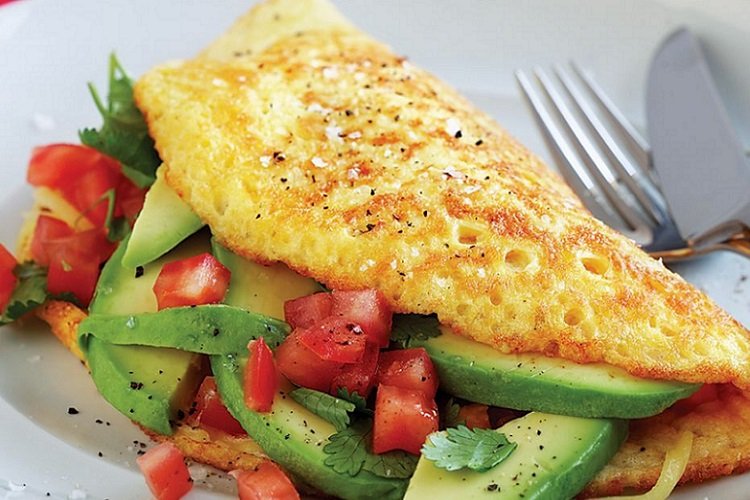 Omelet con tomates y aguacate