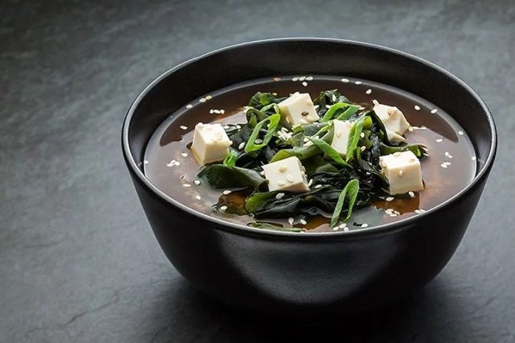 Zwiebel-Miso-Suppe