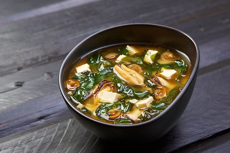 Miso-Suppe mit Muscheln