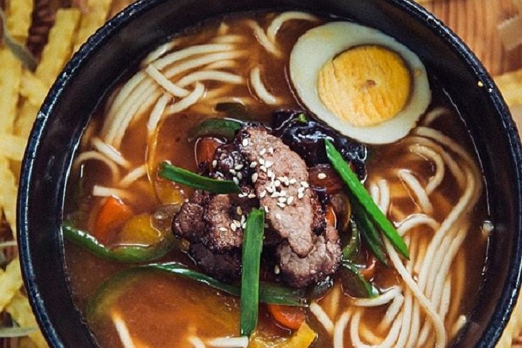 Miso-Suppe mit Ramen-Nudeln und Ei