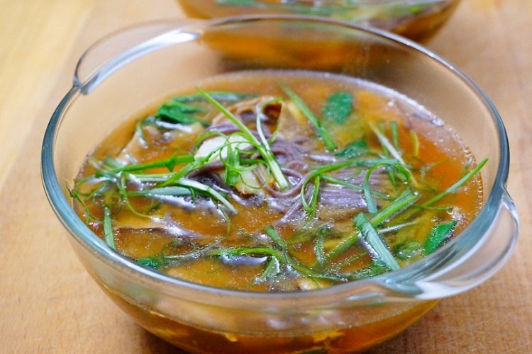 Miso-Suppe mit Rüben und Pilzen