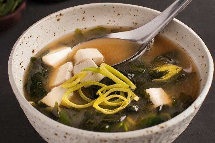 Würzige Miso-Suppe mit Ingwer