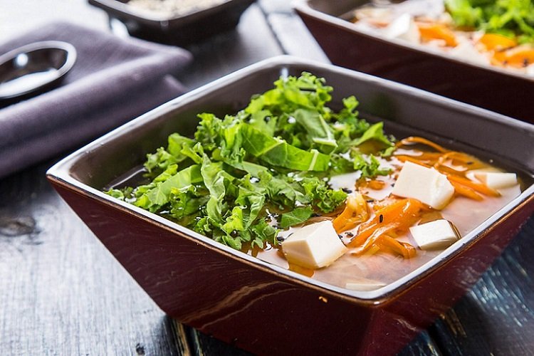 Vegane Miso-Suppe mit Grünkohl