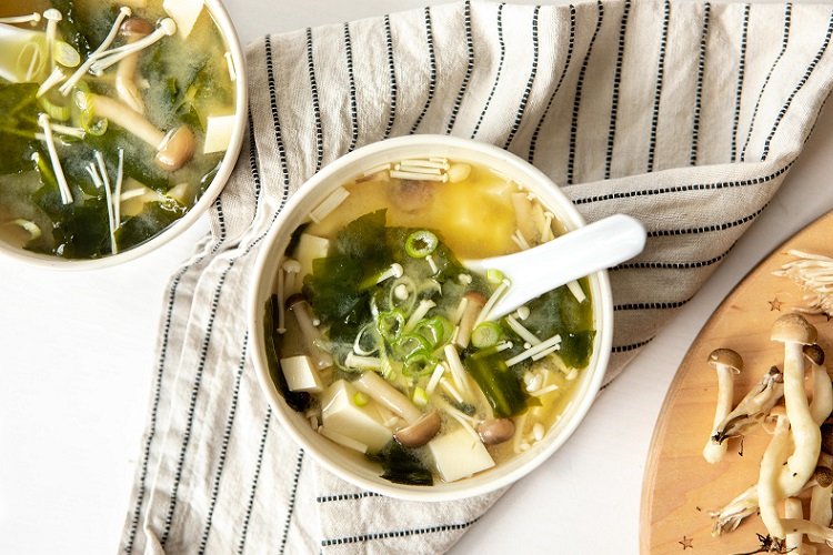 Miso-Suppe mit Strohpilzen und Mungbohnensprossen