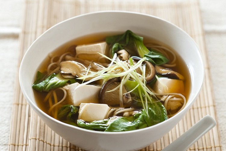 Miso-Suppe mit Bambussprossen und Pilzen