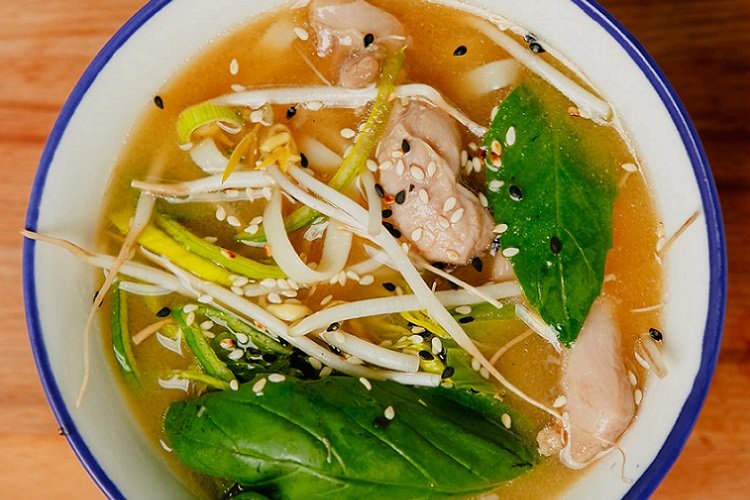 Miso-Suppe mit Huhn und Bambussprossen