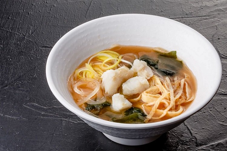 Miso-Suppe mit Reisnudeln und Lauch