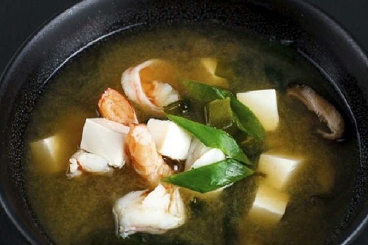 Miso-Suppe mit Garnelen