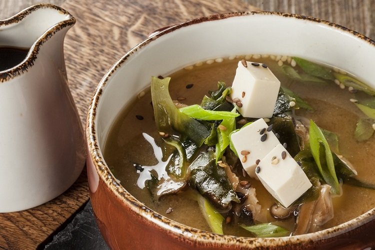 Miso-Suppe mit Fischflocken