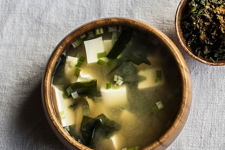 Miso-Suppe mit Kartoffeln und Spinat