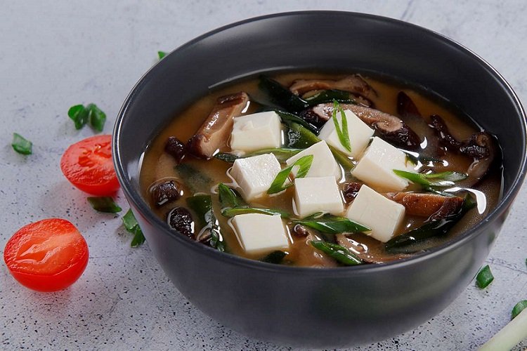 Miso-Suppe mit Sojasauce und Pilzen