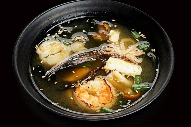 Miso-Suppe mit Meeresfrüchten