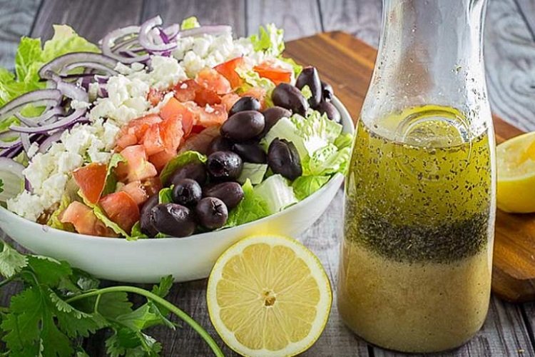 Klassisches Dressing für griechischen Salat