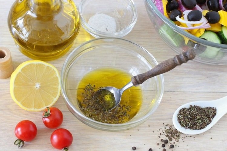 Dressing mit aromatischen Gewürzen für griechischen Salat