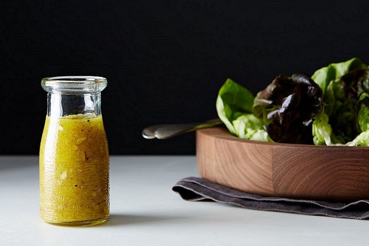Dressing mit Balsamico-Essig für griechischen Salat
