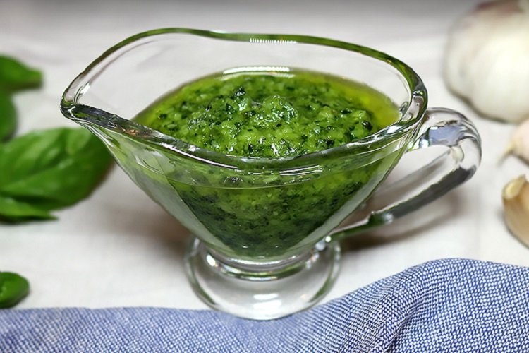 Dressing mit Dill und Basilikum für griechischen Salat