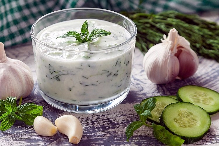 Sauerrahm-Dressing für griechischen Salat