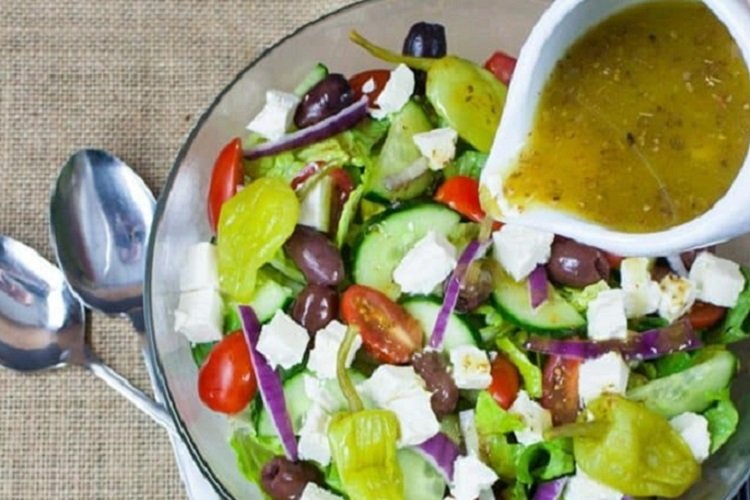 Zitronen-Dressing für griechischen Salat