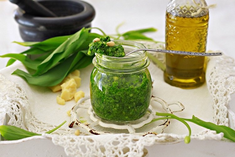 Dressing mit Pinienkernen und Bärlauch