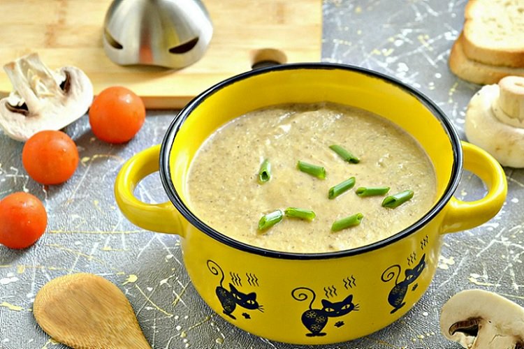 Crema de champiñones con queso fundido