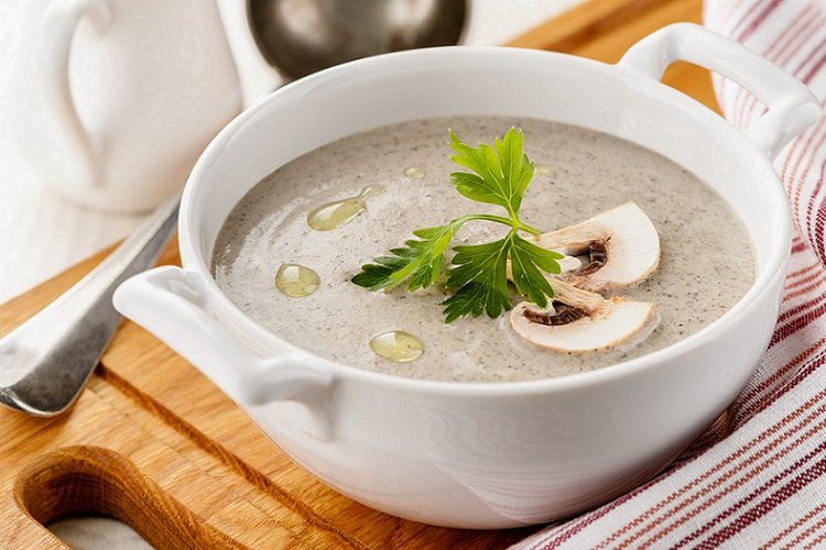 Crema de champiñones con caldo