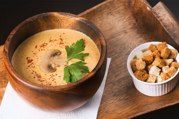 Crema de champiñones con picatostes