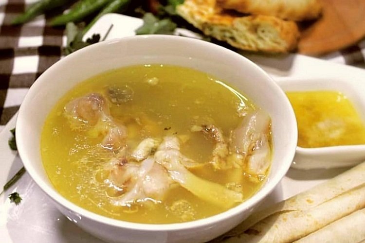 Khash con cerdo y aderezo de cebolla y ajo