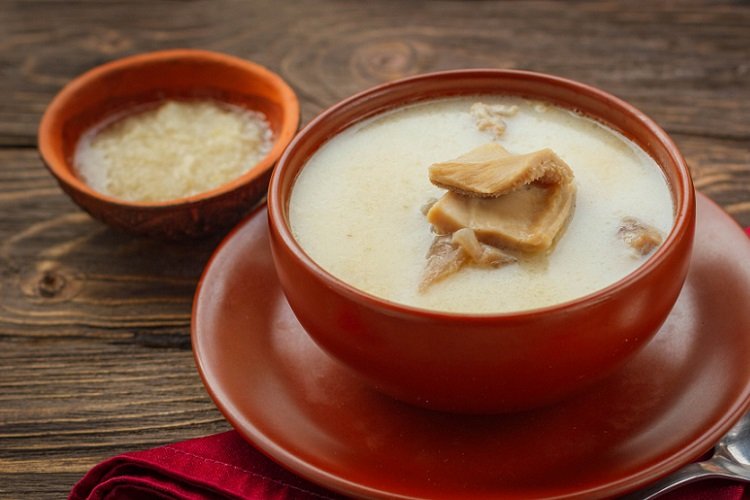 Khash con leche y pan