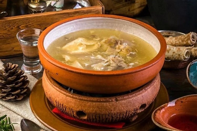 Khash sustancioso de codillo de cerdo
