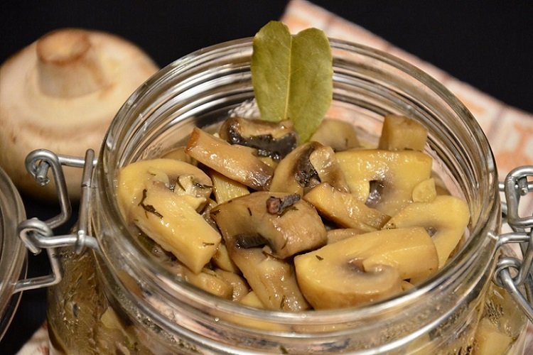 Champiñones marinados con canela y limón