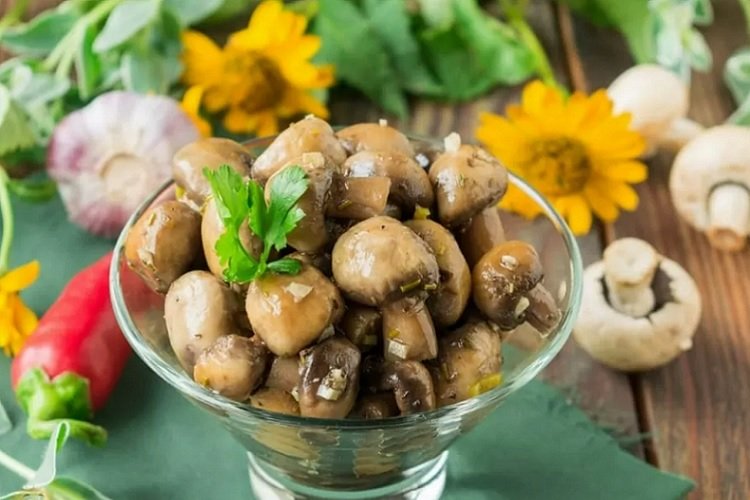 Champiñones marinados con jengibre y miel