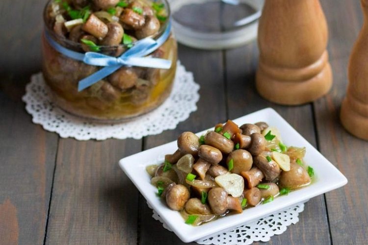 Champiñones marinados con estragón y ralladura de limón