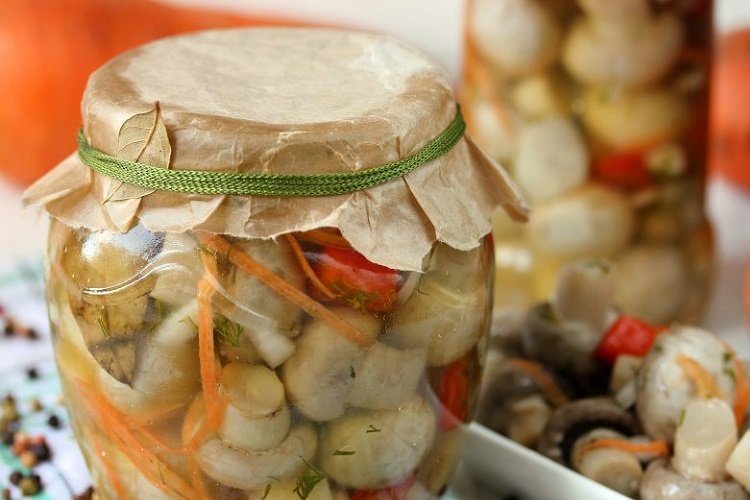 Champiñones marinados con verduras