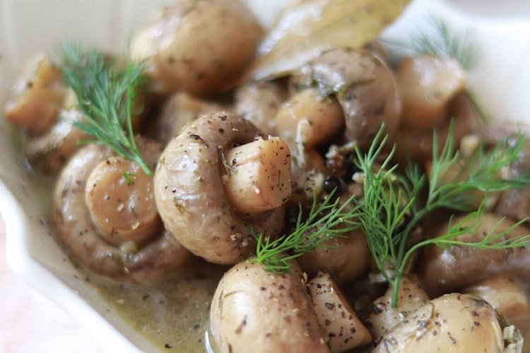 Champiñones marinados con vino y hinojo
