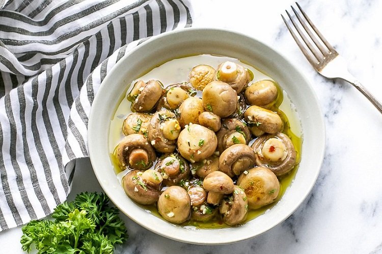 Champiñones picantes marinados con vodka