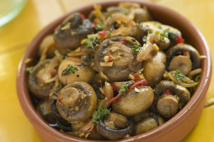 Champiñones marinados con tomillo en vinagre de arroz