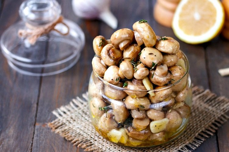 Champiñones marinados con limón