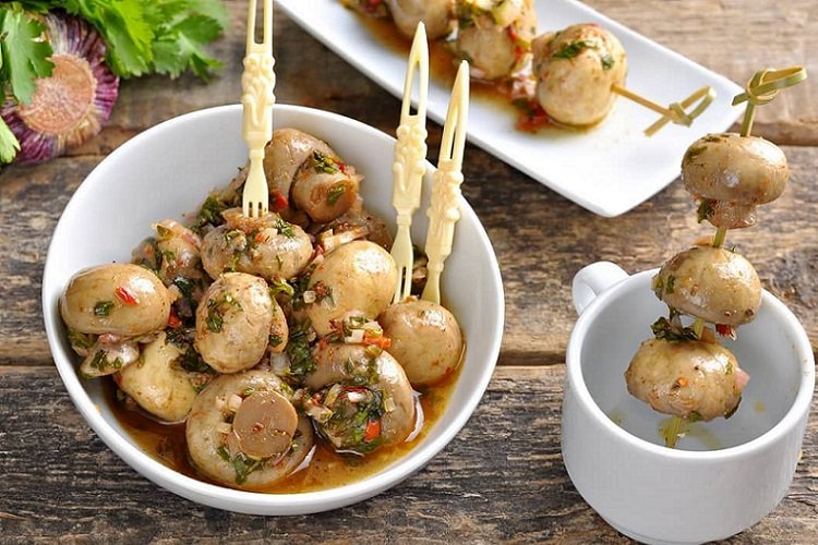 Champiñones marinados con chalotas y semillas de eneldo