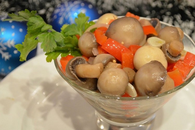 Champiñones marinados con pimiento morrón