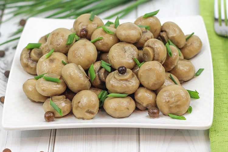 Champiñones marinados con balsámico y cebollino
