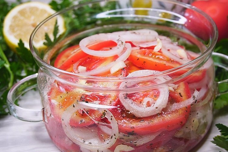 Eingelegte Zwiebeln mit Essig und Tomaten